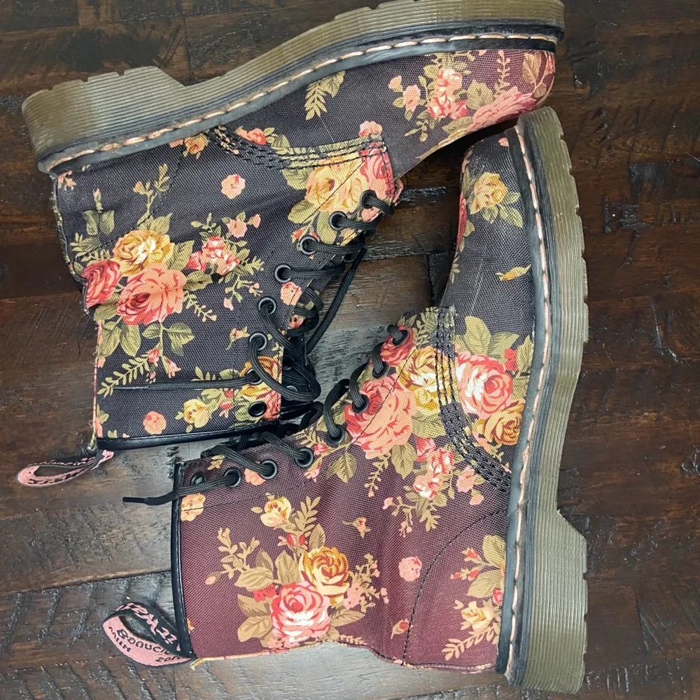 Dr. Martens Victorian Flowers Floral Canvas Boots Docs 11821 Black Pink Size 9 - Picture 2 of 11
